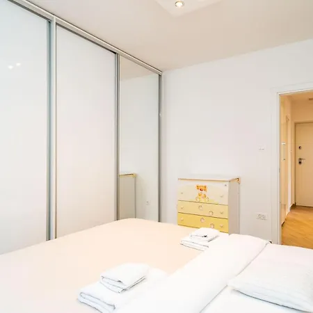 アパート Spacious Two Bedroom ドゥブロブニク