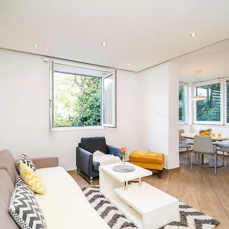 Apartment Spacious Two Bedroom *