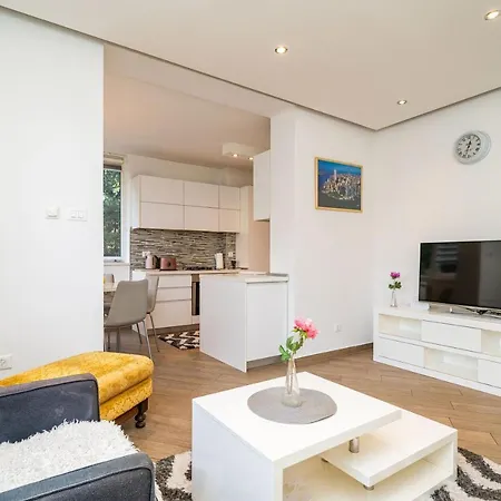 Apartment Spacious Two Bedroom *