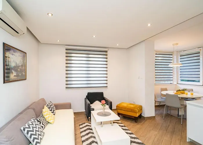 Spacious Two Bedroom شقة *