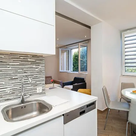 아파트 Spacious Two Bedroom *