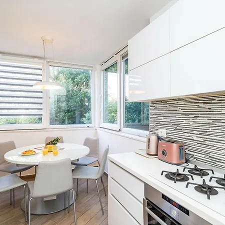 아파트 Spacious Two Bedroom *
